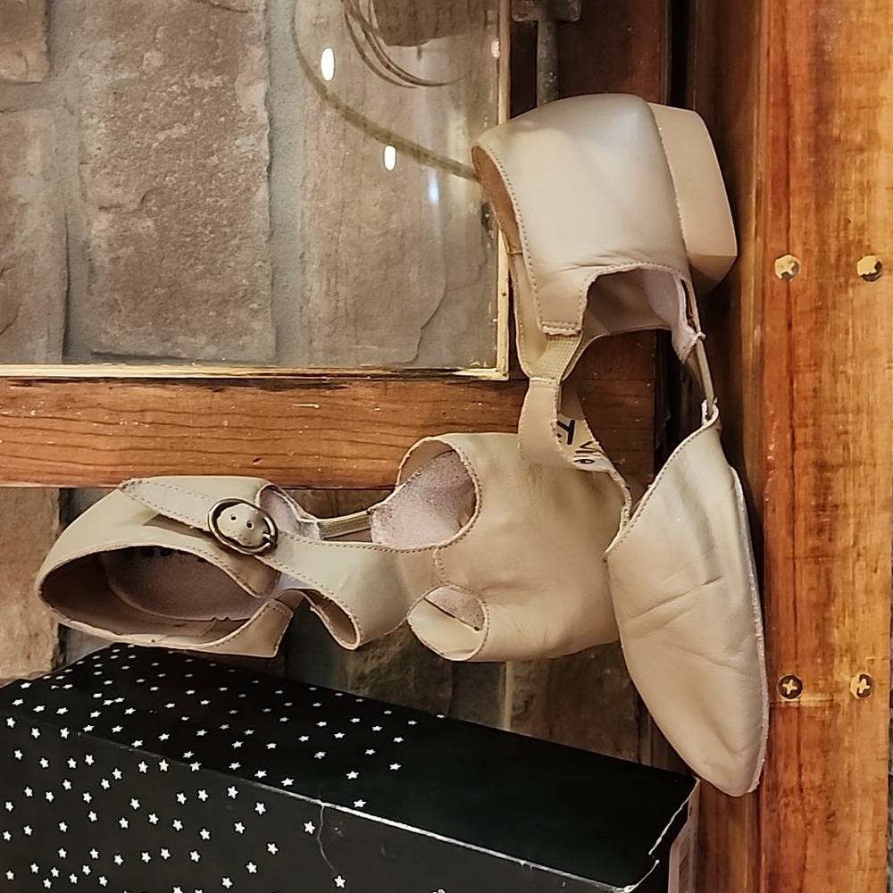 Capezio Pedini Tan Dance Shoes - Leather - Size 9.5m